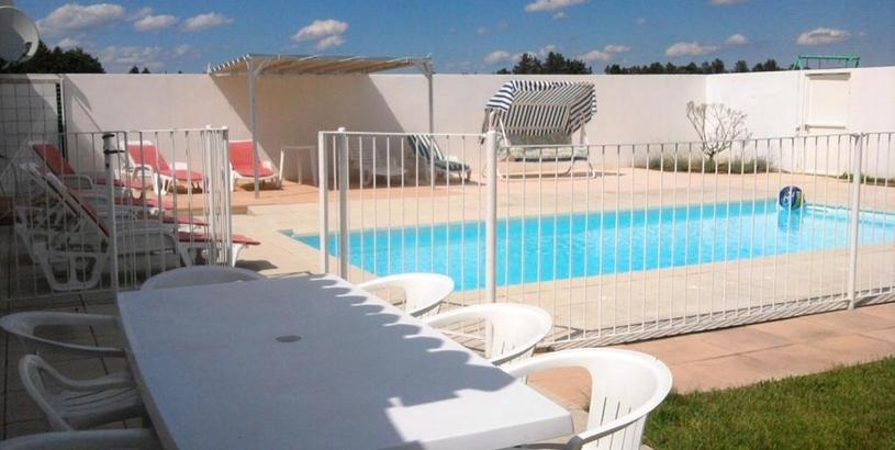 Вилла Villa de 4 chambres avec piscine privee jardin clos et wifi a Meynes