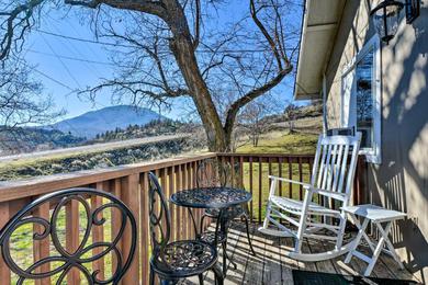 Holiday home Cottage with Fire Pit and Deck on The Klamath River!