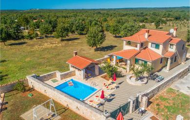 Holiday home Awesome Home In Golubovo With 3 Bedrooms, Jacuzzi And Outdoor Swimming Pool