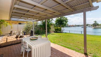 Holiday home Lowset home on the canal - Dolphin Dr, Bongaree