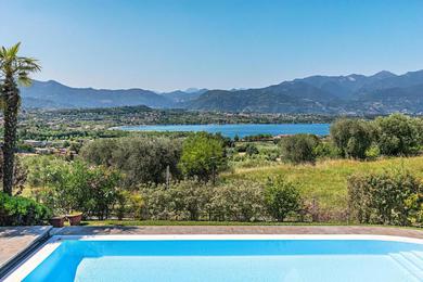 Villa Villa Vittoria con piscina e vista lago by Wonderful Italy