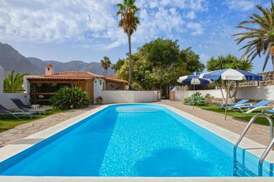 Holiday home 2 bedrooms house with shared pool enclosed garden and wifi at Buenavista del Norte 1 km away from the beach