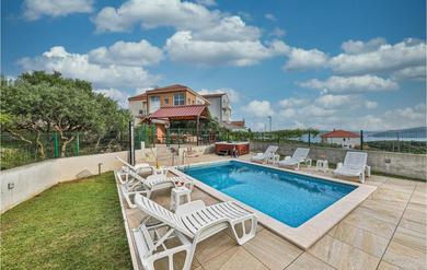 Дом отдыха Awesome Home In Seget Donji With 4 Bedrooms, Wifi And Outdoor Swimming Pool