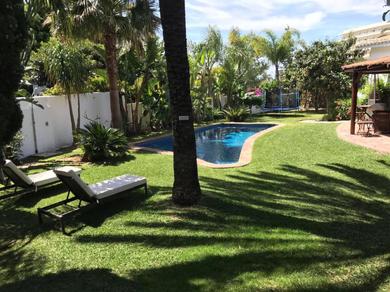 Вилла Villa with Heated Pool and Jacuzzi close to Puerto Banus and Beach