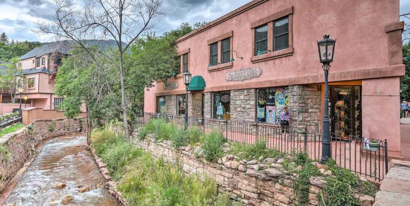 Апартаменты Downtown Manitou Springs Home Tranquil Creek View