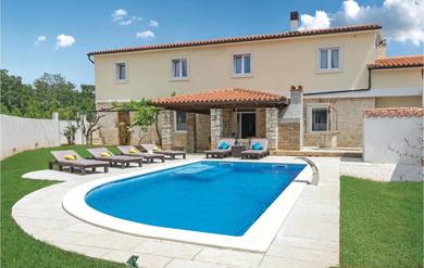 Holiday home Beautiful home in Peruski with 4 Bedrooms, WiFi and Outdoor swimming pool