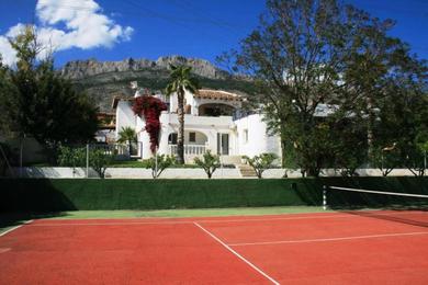 Villa Villa with tennis court