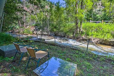 Дом отдыха Idaho Springs Cottage with Creek Access and Grill