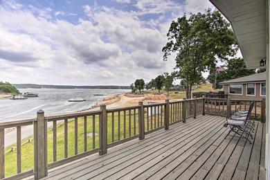 Holiday home Updated Lakefront Cottage Walk to Boat Ramp!