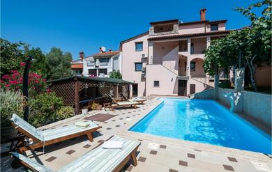 Holiday home Stunning home in Pjescana Uvala with 9 Bedrooms, WiFi and Outdoor swimming pool
