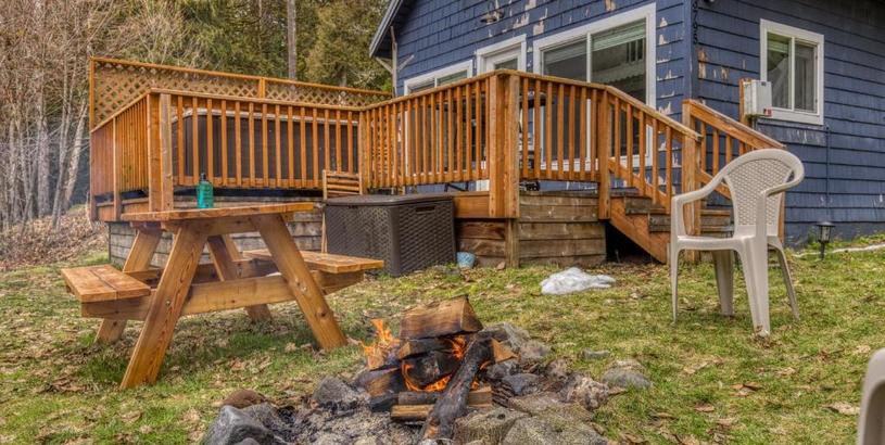Дом отдыха Riverbend Cabin #2 with Private hot tub - close to ski slopes