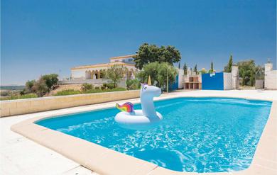Holiday home Amazing home in Lora del Río w/ WiFi, Outdoor swimming pool and 5 Bedrooms