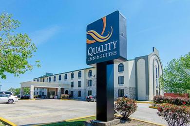 Отель Quality Inn & Suites Near Tanger Outlet Mall