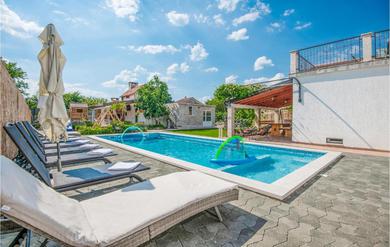 Holiday home Awesome Home In Donji Prolozac With Wifi, Private Swimming Pool And Heated Swimming Pool