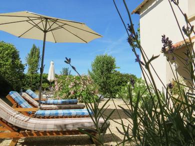 Дом отдыха Comfortable cottage with heated pool and secluded garden in the Cognac region