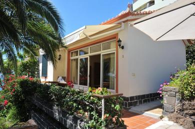 Дом отдыха One bedroom bungalow with sea view enclosed garden and wifi at Funchal 1 km away from the beach