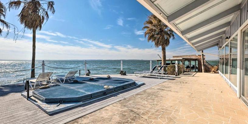 Holiday home Lakefront Livingston Home with Grill and Views!