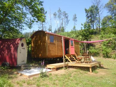 Дом отдыха Rosa the Cosy Cabin - Gypsy Wagon - Shepherds Hut, RIVER VIEWS Off-grid eco living