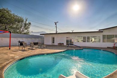 Дом отдыха Airy Home with Pool, 12 Mi to Dtwn Palm Springs!