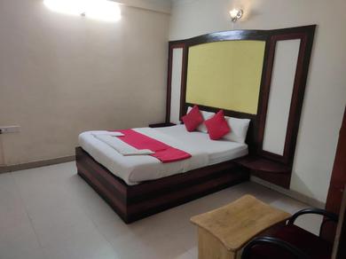 Love hotel OYO Flagship 10435 Star Deluxe Lodge