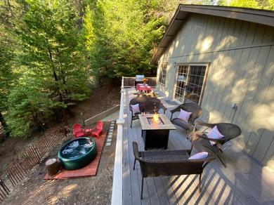 Chalet Private hot tub, Pet friendly, Forest views, Secluded, Wineries - Tree House Chalet