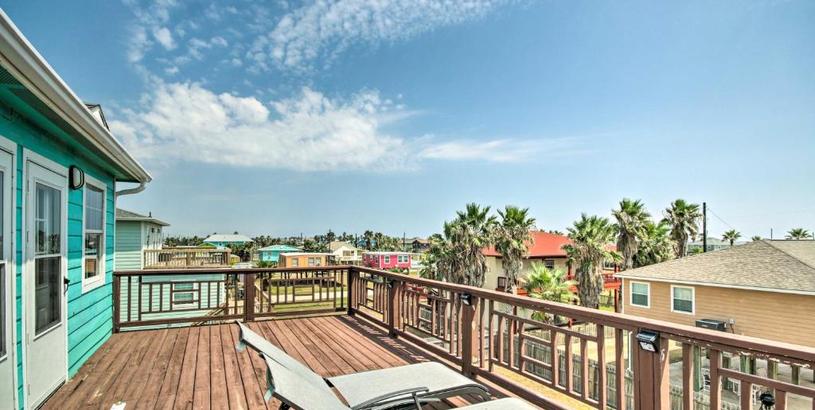 Holiday home Surfside Retreat Steps to Beach and Local Eats!