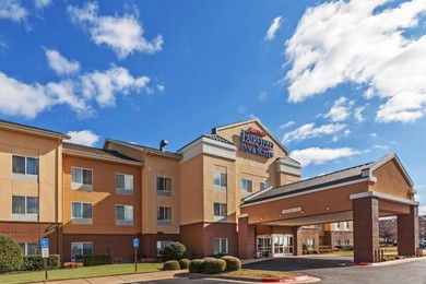Отель Fairfield Inn & Suites by Marriott Rogers