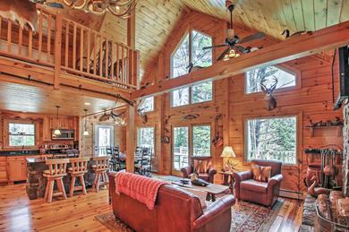 Дом отдыха Newly Built Bethel Log Cabin with Deck, Near Skiing!