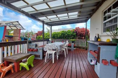 Apartments Bright 2 bedroom unit with large covered deck