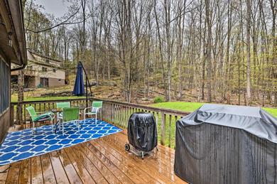 Lake Ariel Hideaway with Deck, Yard and 2 Fire Pits!