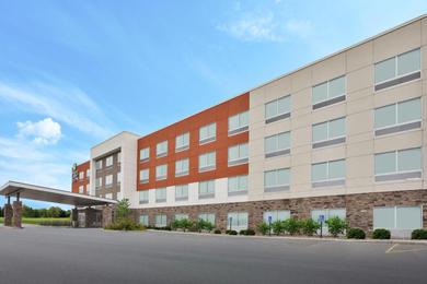 Hotel Holiday Inn Express & Suites - Parkersburg East, an IHG Hotel