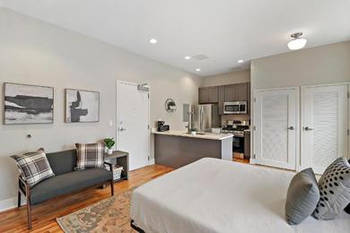 Apartments Stunning Newly Remodeled Studio Apt in Lakeview - Broadway 301