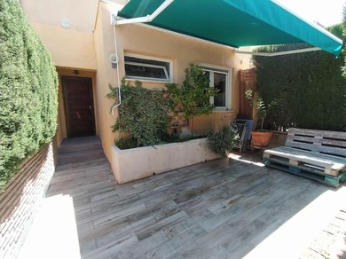 Family home with two community pools. 15' from Granada city.