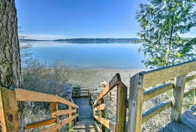 Holiday home Cozy Beachouse View and Deck, Steps from Skagit Bay