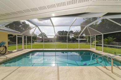 Holiday home Huge Pool, Roomy, Close to Beaches, Shops, Restaurants!