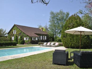 Holiday home Magnificient Mansion in Burgundy with Pool