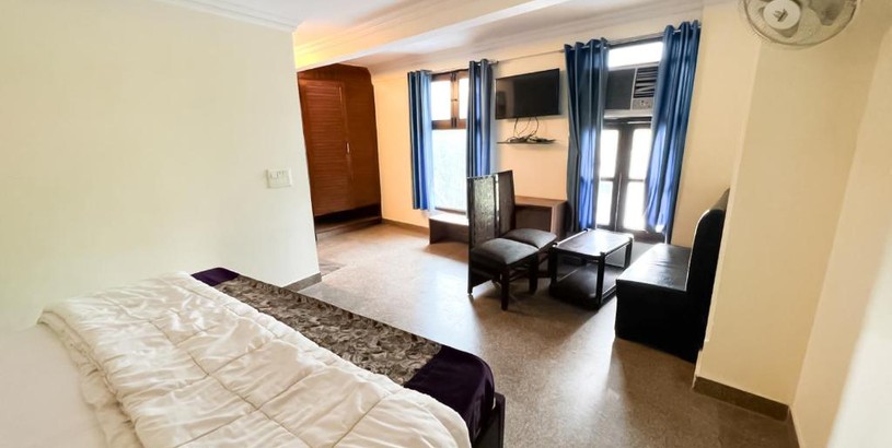 Отель Roomshala 033 Hotel Silver Inn - New Friends Colony