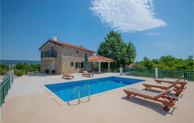 Holiday home Awesome Home In Grubine With 3 Bedrooms, Wifi And Outdoor Swimming Pool