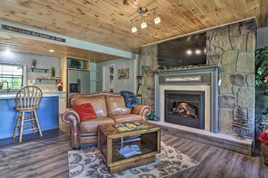 Cozy Chic Escape with Deck 4 Miles to Pigeon Forge!