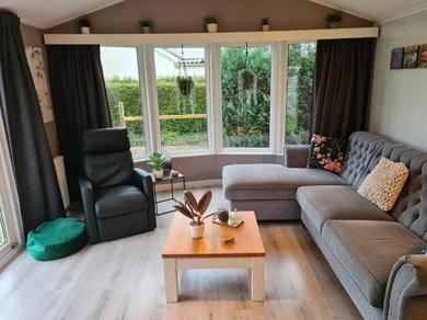 Relax huisje is een luxe huisje met een vaatwasser en zeer snel WIFI 5G en is voorzien van een nieuwe badkamer en keuken met een omheinde tuin met een eigen parkeerplaats