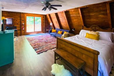 Дом отдыха Hikers Haven, a Cozy Cabin Loft above Bashakill Wildlife Refuge