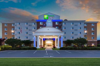 Отель Holiday Inn Express Hotel and Suites Petersburg - Fort Lee, an IHG Hotel