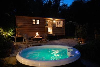 Шале Luxury, rural Shepherds Hut with hot tub nr Bath