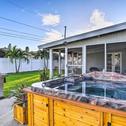 Дом отдыха NEW! Cheerful bungalow with hot tub near beaches