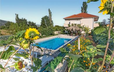 Дом отдыха Amazing home in Ercegovci with Outdoor swimming pool, WiFi and 5 Bedrooms