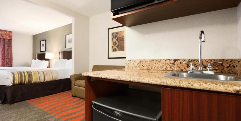 Hotel Country Inn & Suites by Radisson, Dearborn, MI
