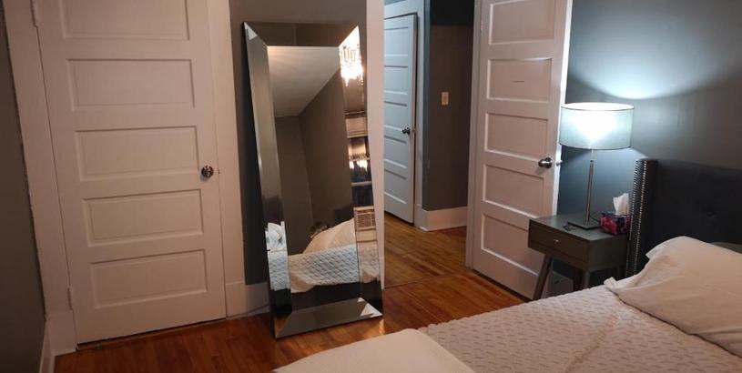 Guest house Room with King Bed in Shared 3 Bedroom Downtown