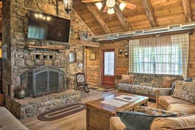 Holiday home Picturesque Log Cabin Less Than 1 Mile to Table Rock Lake!