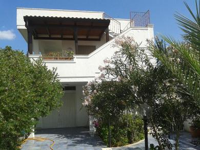 Дом отдыха On the beautiful coast of Salento appart with 8 beds in a semi-detached villa