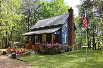 Дом отдыха Romantic, Secluded Historic Cottage on 5 Acres 30 mins to TIEC